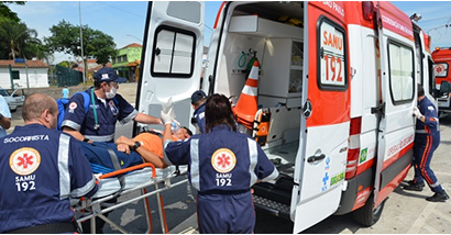 Agentes colocando uma pessoa dentro da ambulância