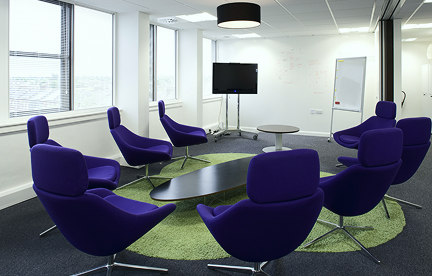 Foto de uma sala de escritório com uma mesa e 8 cadeiras